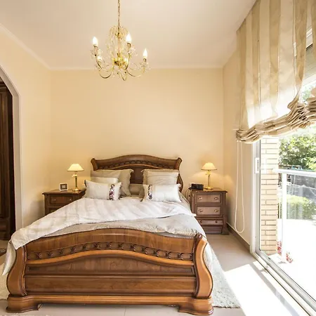 Nature, Pool, Tennis, Aircon Only 15 Minutes To Barcelona! * Sabadell