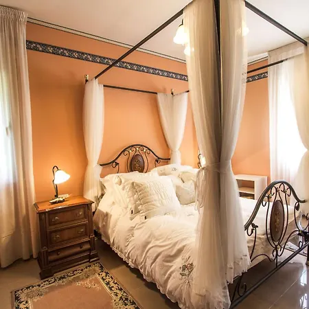 Nature, Pool, Tennis, Aircon Only 15 Minutes To Barcelona! Villa Sabadell
